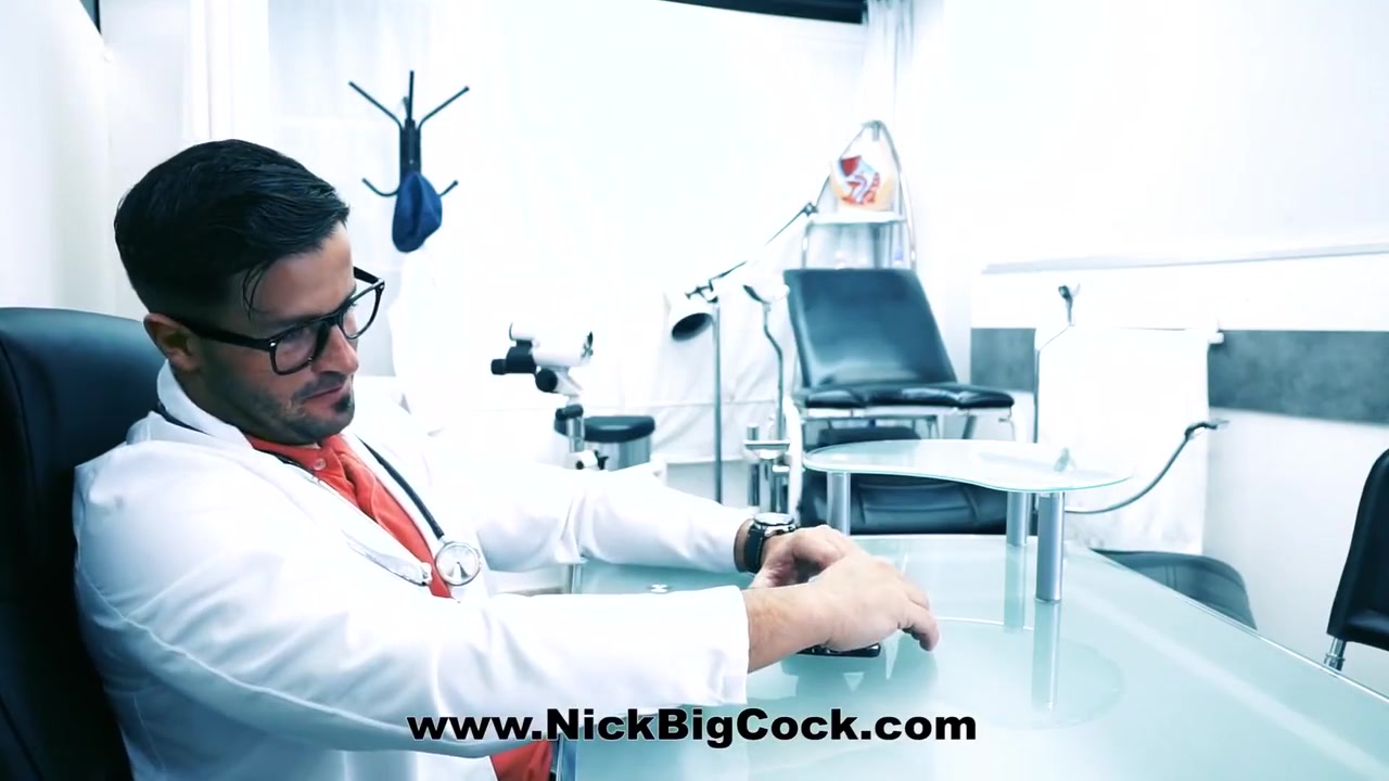 Porn Video In The Office Of A Fake Gynecologist Who Enjoys Fucking A Woman With A Big Ass