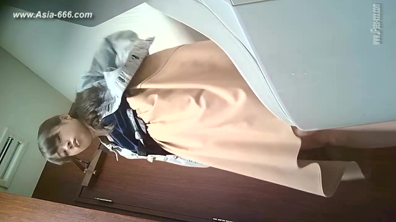 peeping japanese ol go to toilet.12