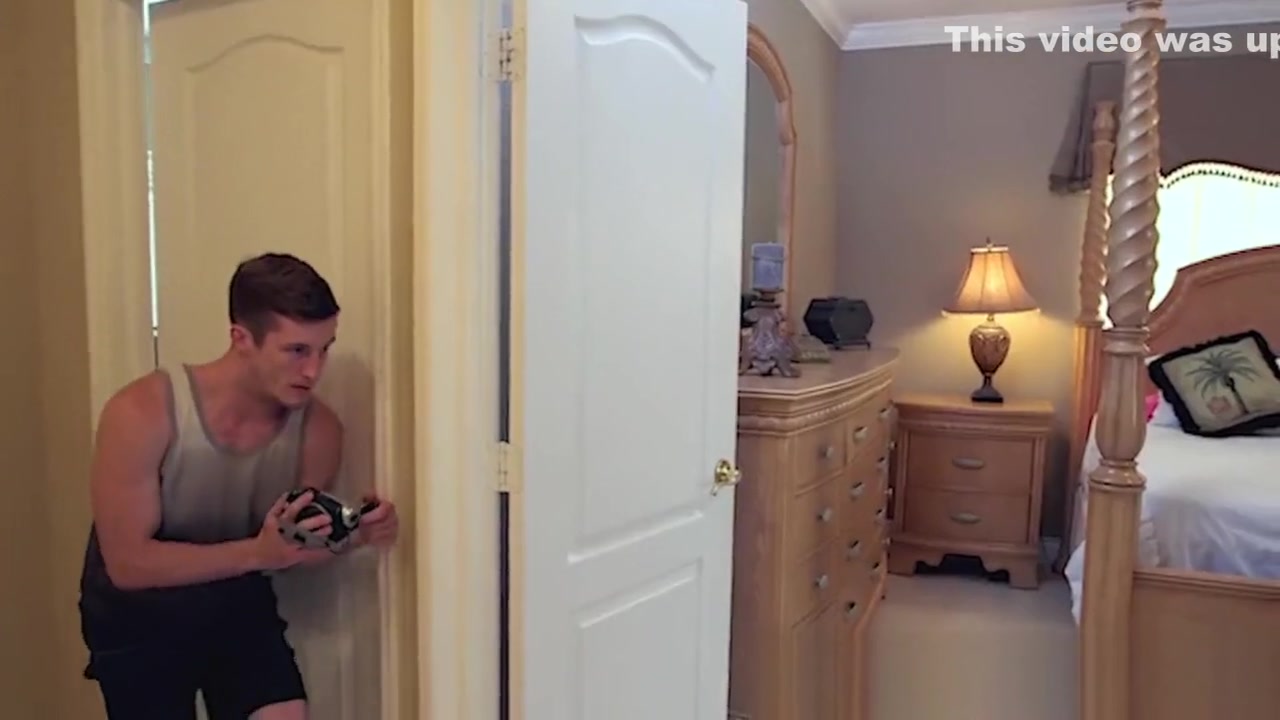 Spying on stepmom Alyssa Lynn and gets fucked by asian babysitter Alina Li