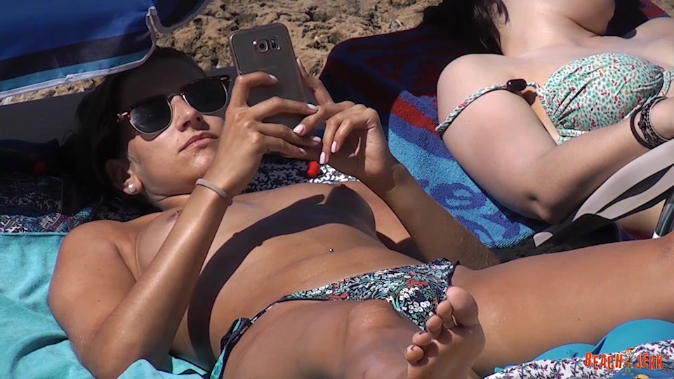 Boobs and sunbeds 14 - BeachJerk
