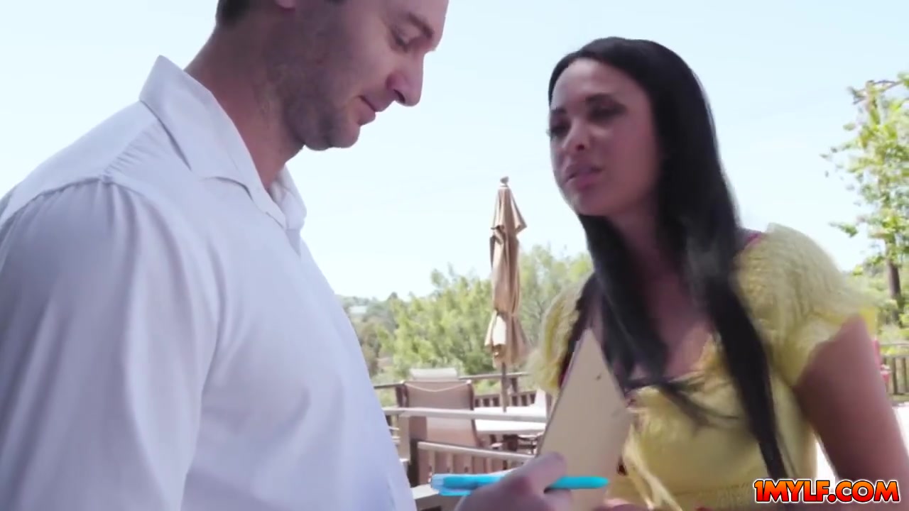 Anissa Kate In Seduces The Home Owner To Approved Their Fences