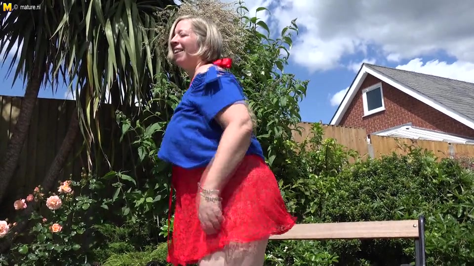 Naughty Mature Lady Playing With Herpussy In The Garden - MatureNL