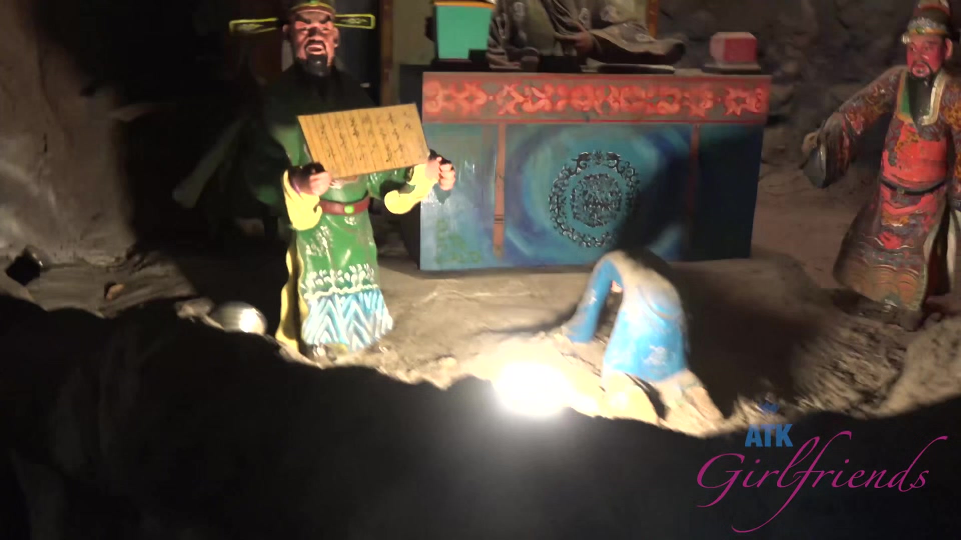 Virtual Vacation With Sexy Blonde Girl