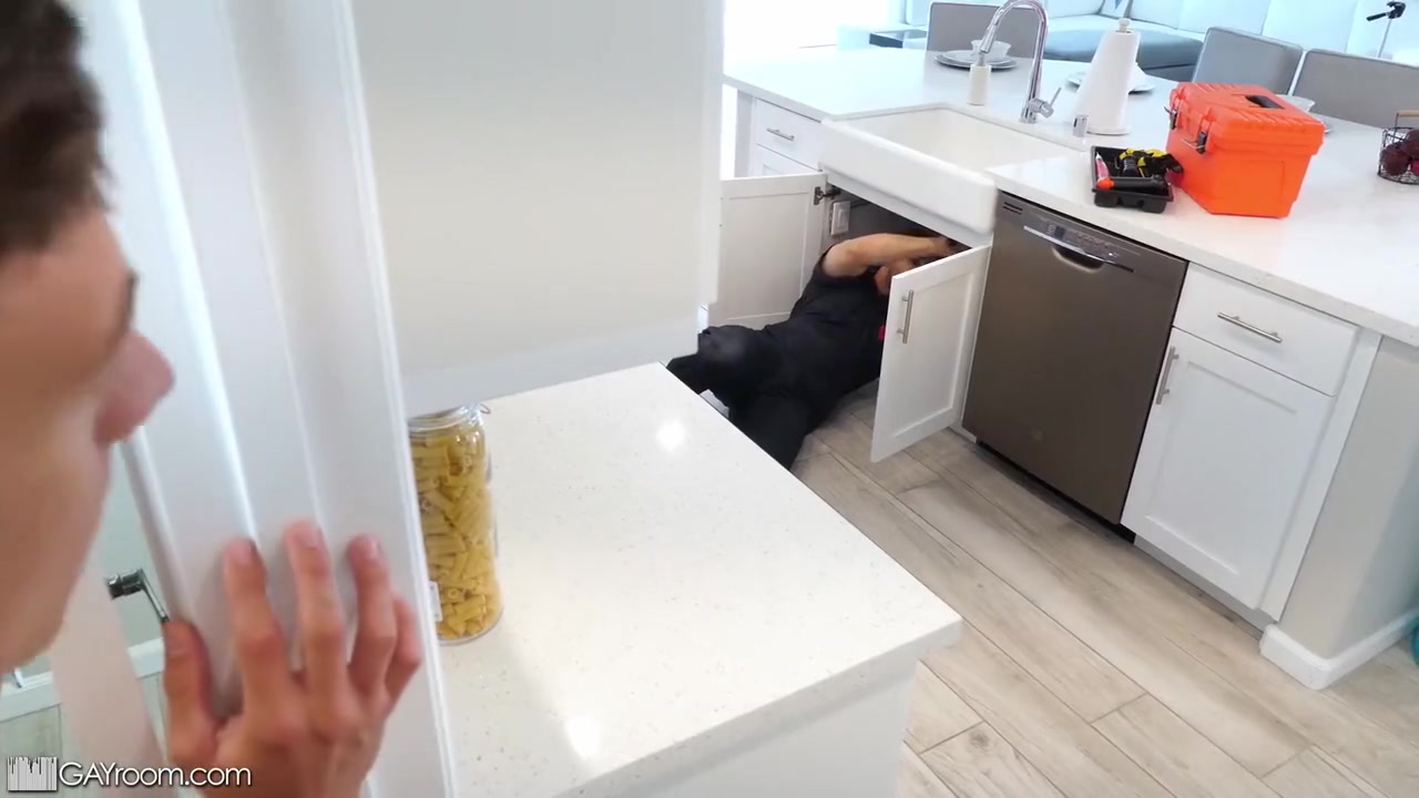 Muscle Hunk Spreads Tight Asshole For Plumbers Thick Pipe