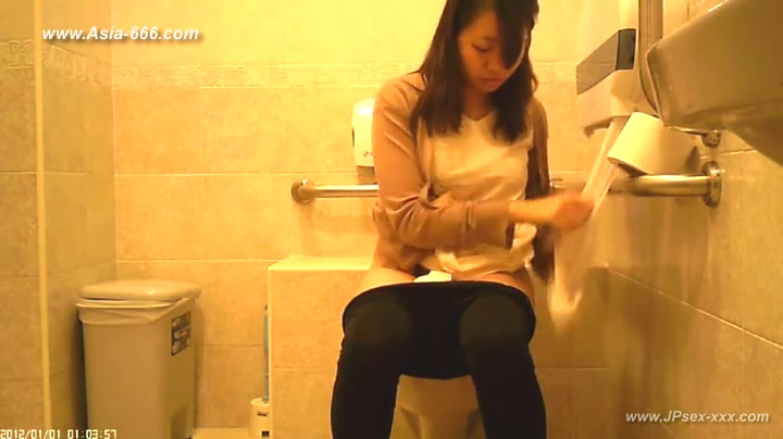 peeping taiwan girls go to toilet.3