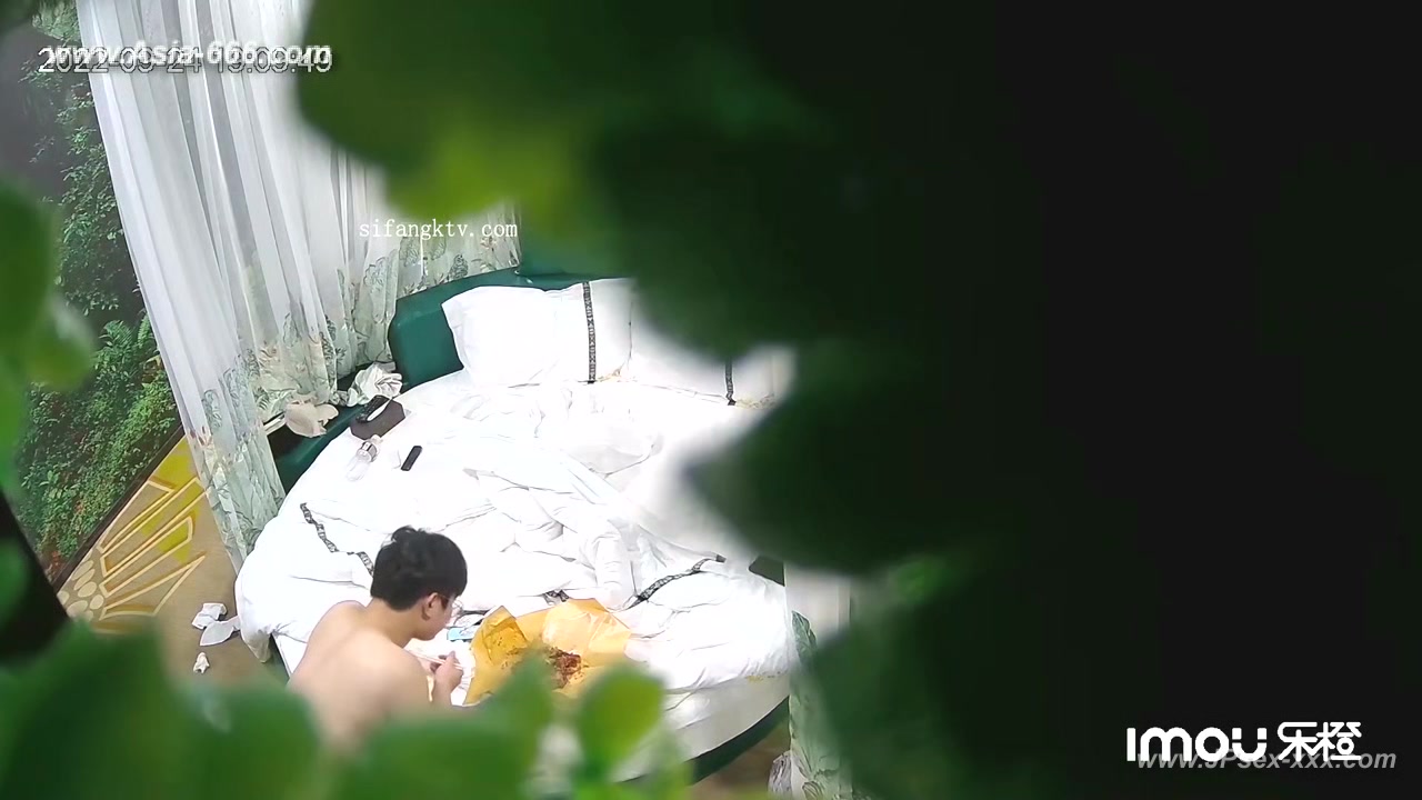 Hackers use the camera to remote monitoring of a lover's home life.580