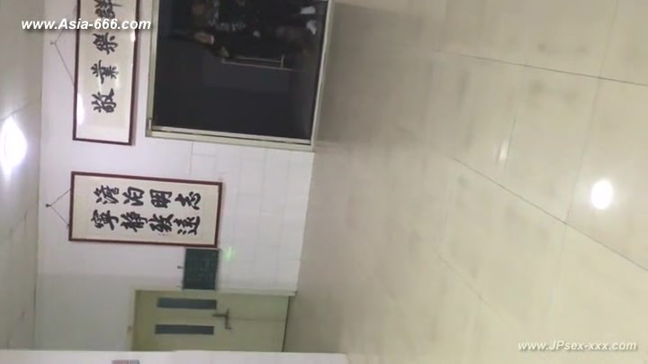 chinese girls go to toilet.130