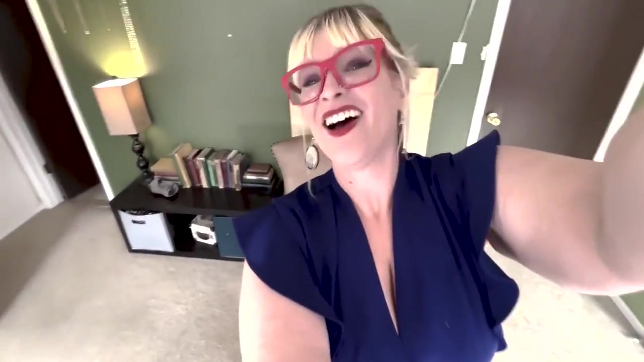 Giantess Alice Plays With You In The Air Before Swallowing You Whole And Digesting Through Her Body