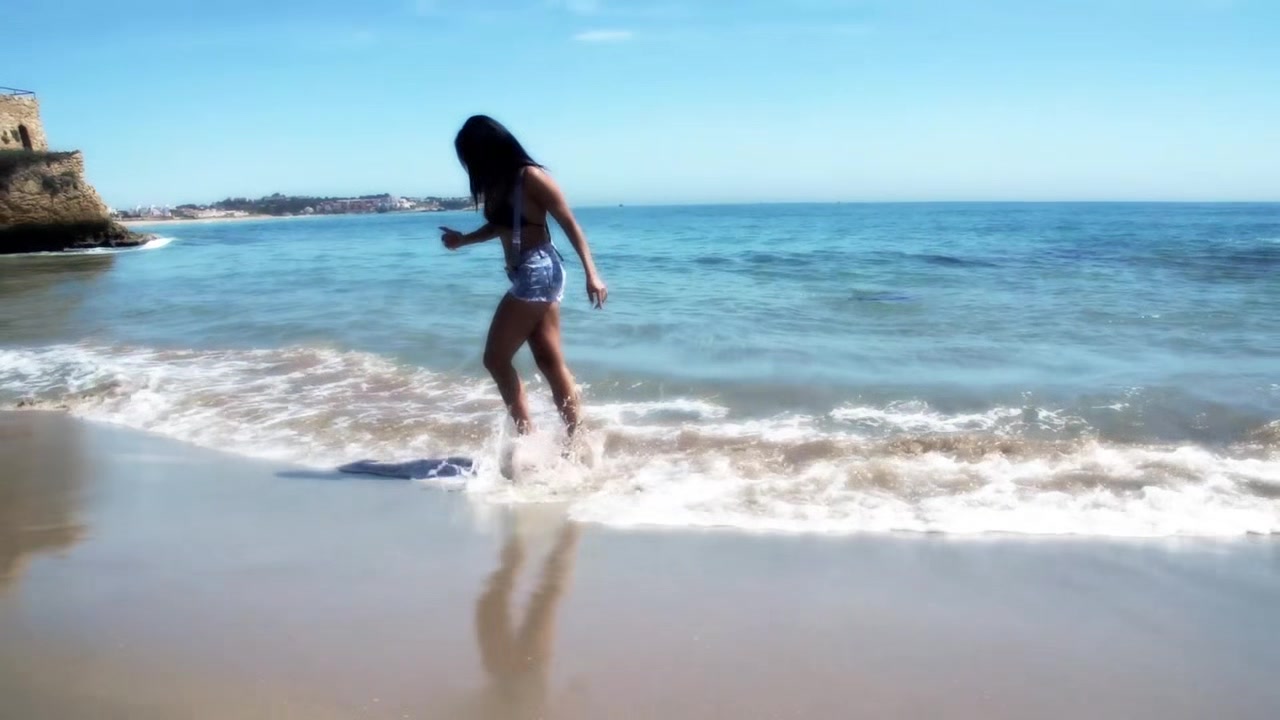 Lara Tinelly squirts in the ocean