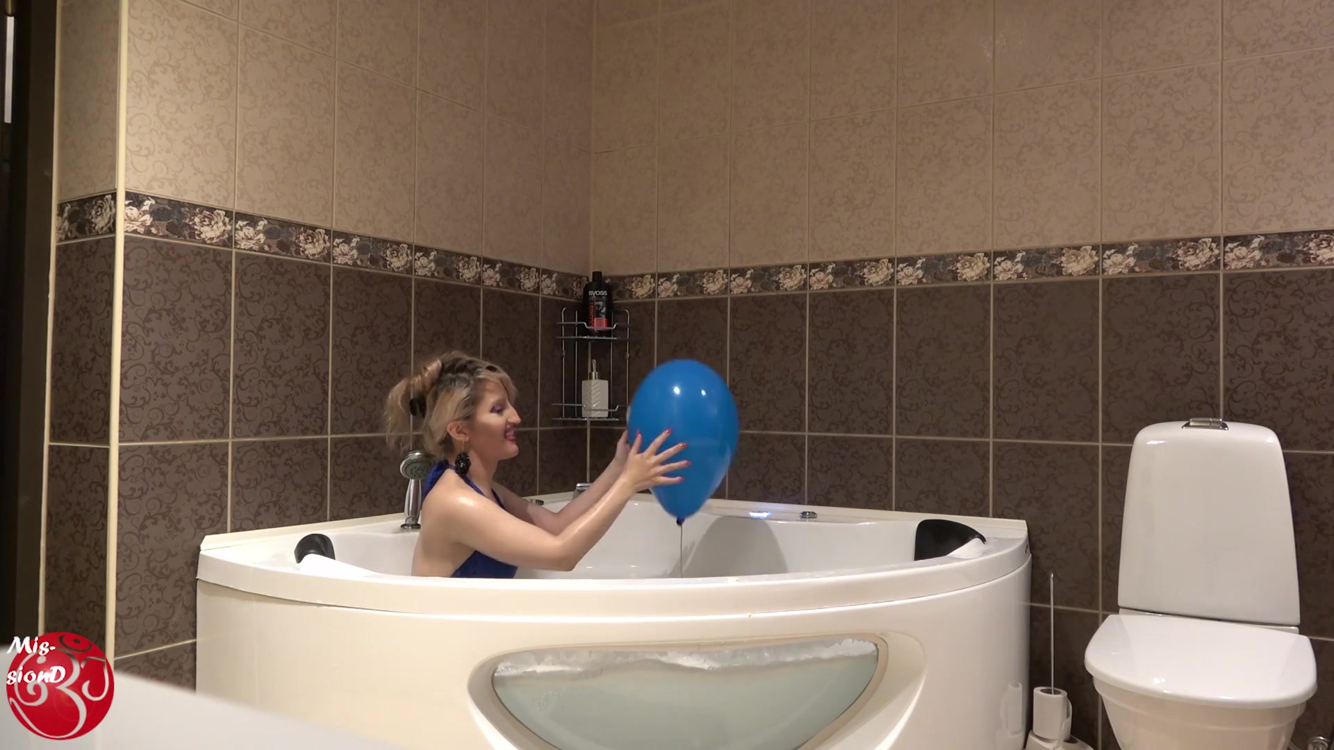 Bathtub With Bubbles And Balloon - Sex Movies Featuring Findom Goaldigger