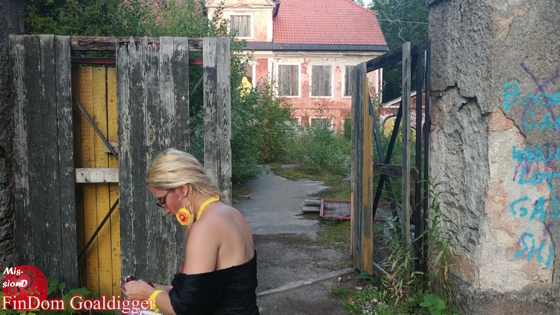 Blowing Balloons Near Old Manor In Big Eye Glasses - Sex Movies Featuring Findom Goaldigger