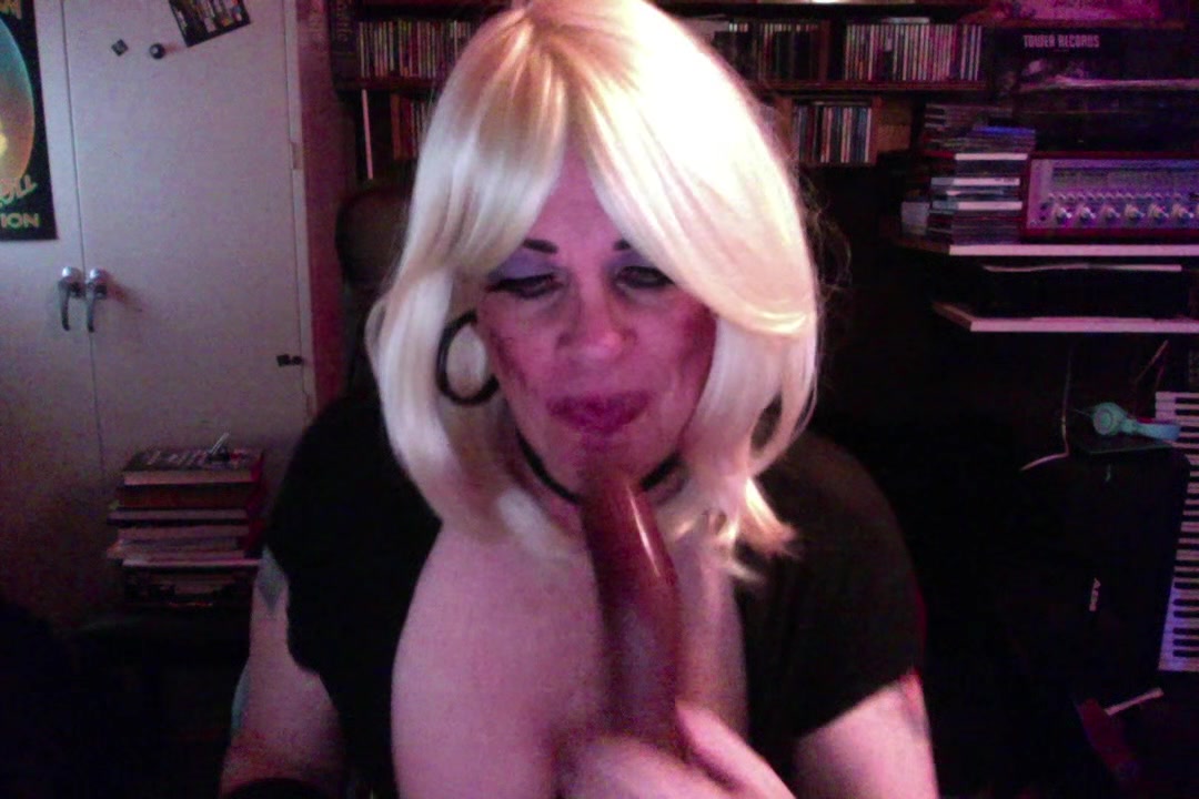 Linday Sucks, Sucks, Sucks her Toy being a Cam Slut