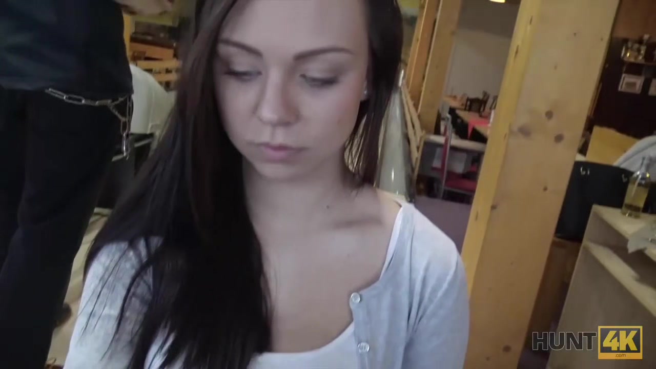 HUNT4K. Cocu regarde comment sa bien-aimee gagne de l'argent avec sa chatte