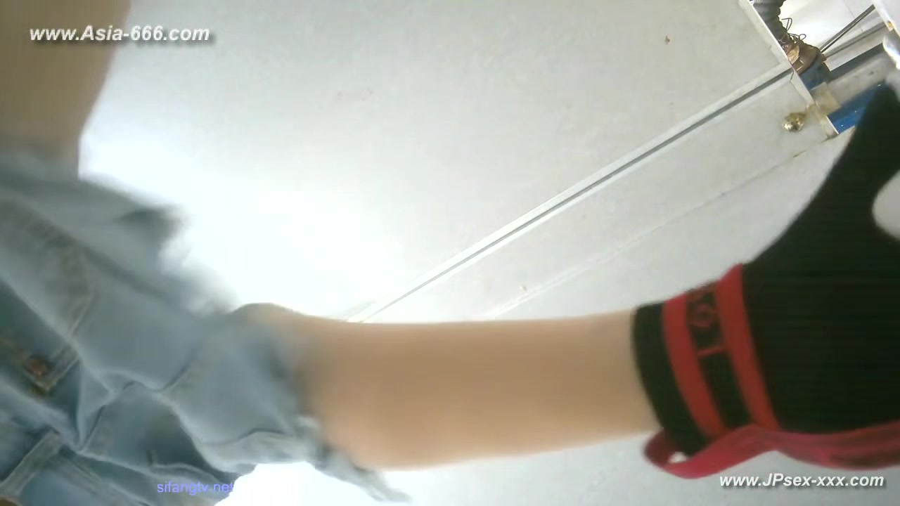 chinese girls go to toilet.***