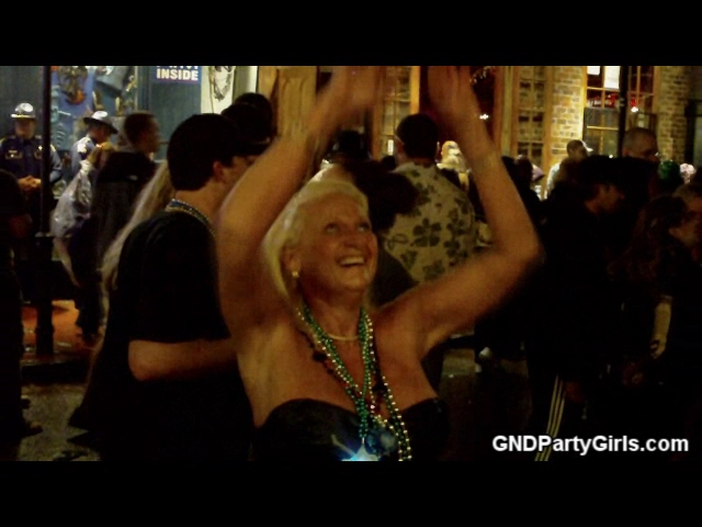 Milf wants some beads - GNDPartyGirls