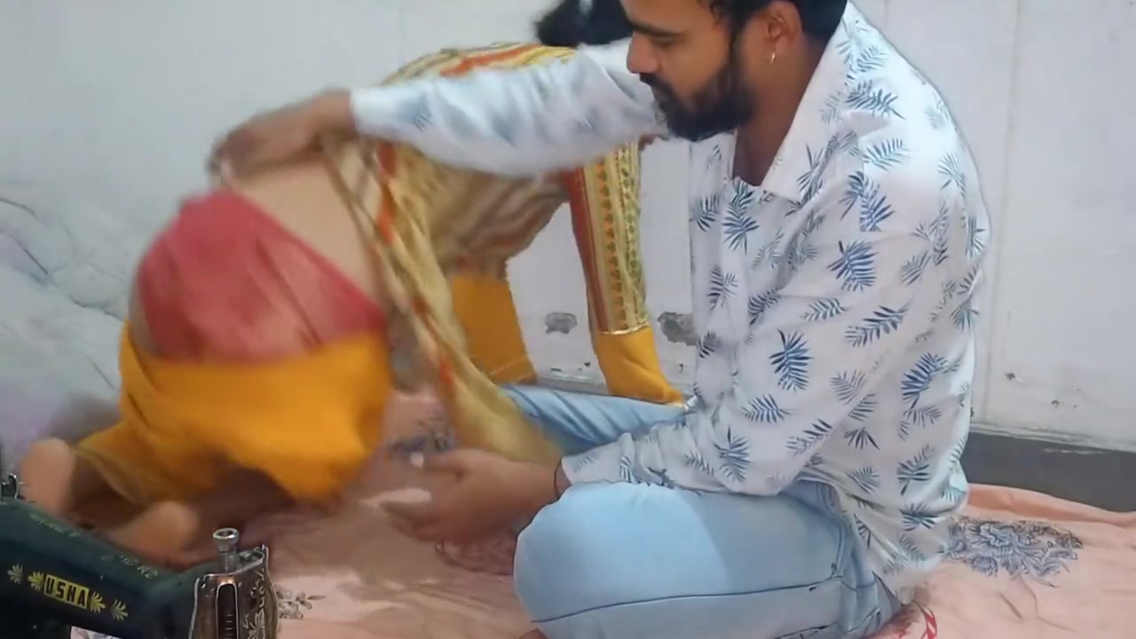Desi Indian Bhabhi Ko Darji Ne Lund Daal Khub Choda And Facial On Her Mouth Hindi Audio