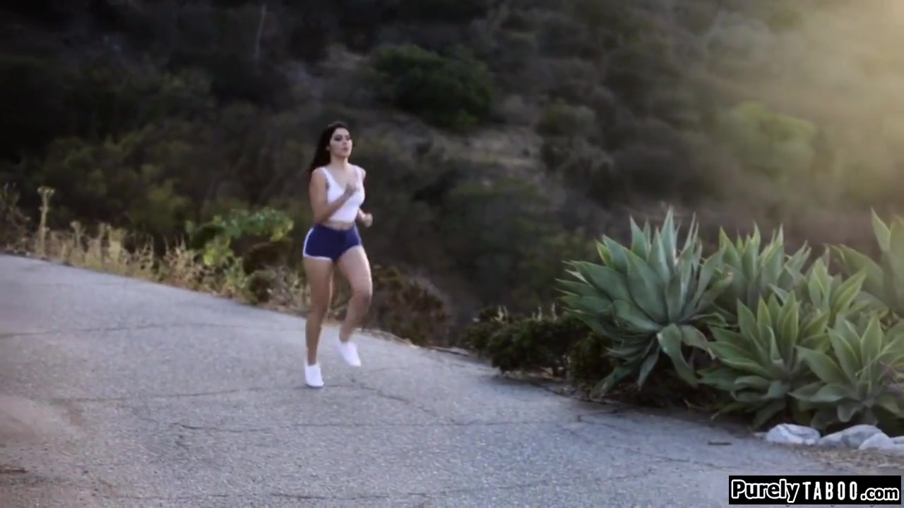 Italian Brunette Picked Up By A Photographer And Seduce