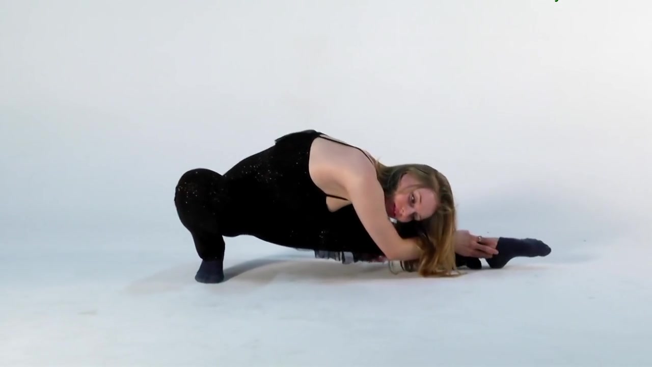 Sofy A And Sofya Belaya In Staggers With Elegant Stretching In The Video