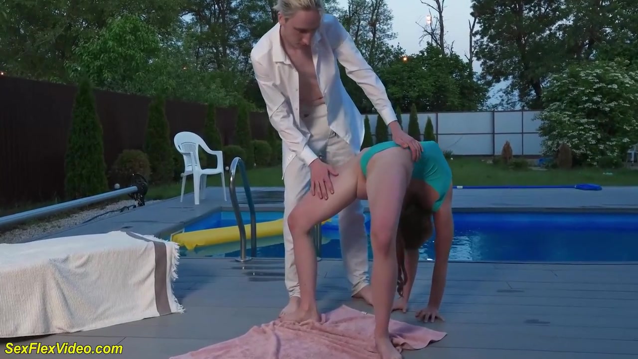 Flexi Outdoor Fucked - Nicole Murkovski