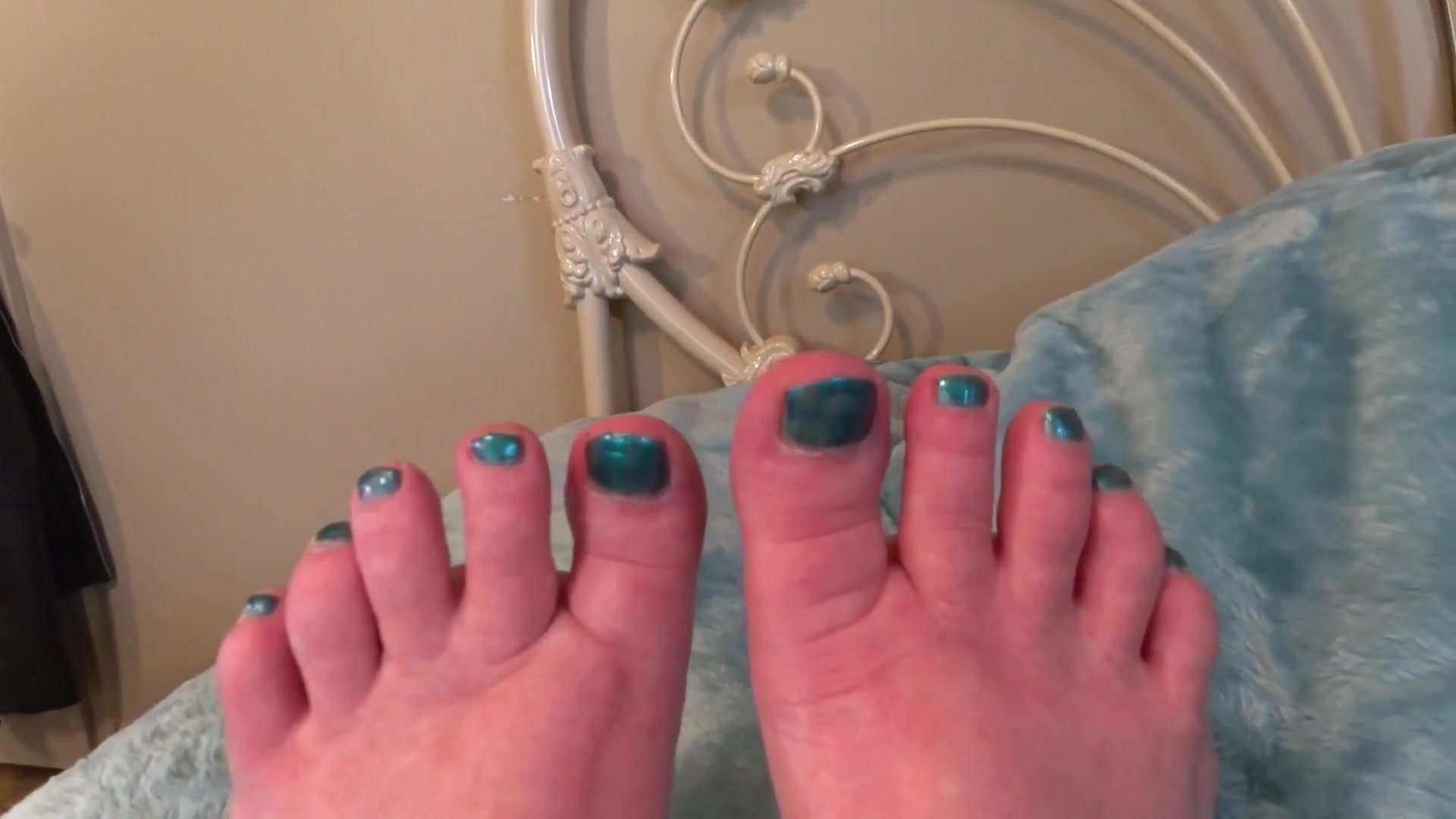 Sexy Toes To Worship, Wrinkled Soles To Lick - TacAmateurs