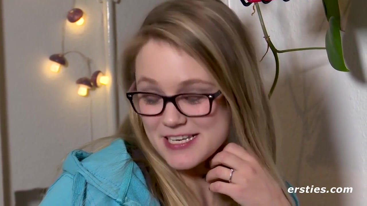Blonde Holly Aus Deutschland Besorgt Es Sich Selber