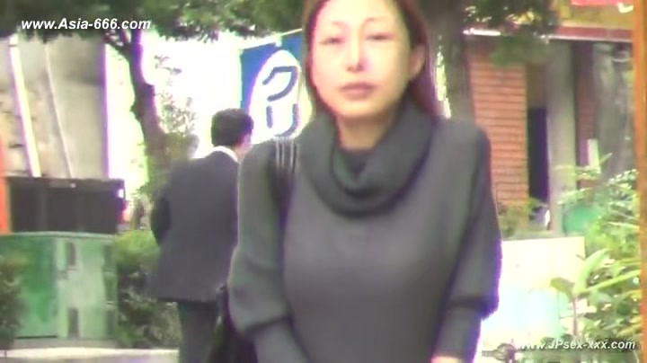 japanese girl peeing outdoor.41
