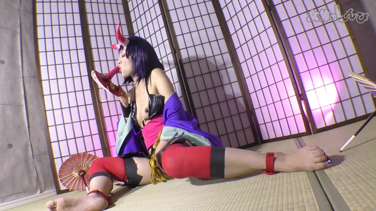 Long-nosed goblin mask masturbation. - Fetish Japanese Video