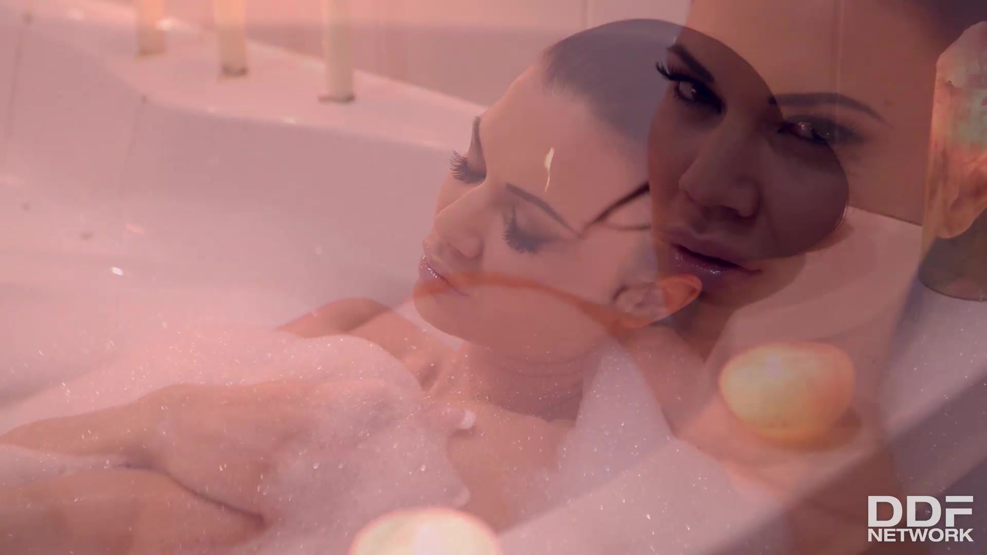 Tantalizer in the Tub - PornWorld