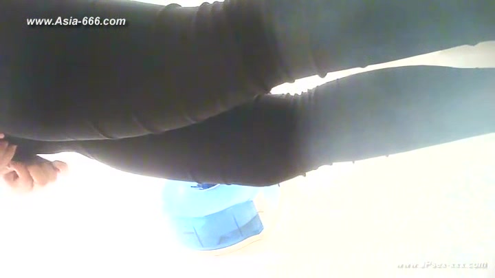 peeping thai girls go to toilet.6