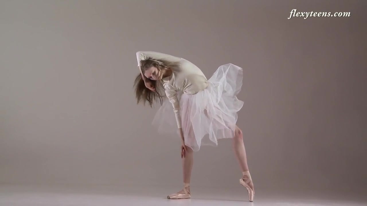 Cute Russian Babe On Backbends And Splits - Ksyuha Zavituha