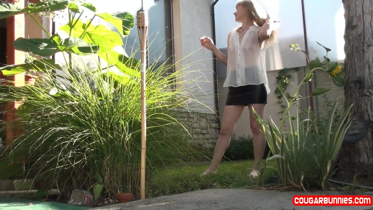 Doris Dawn takes off her cloth and fingers cunt on the lawn