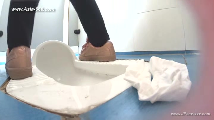 chinese girls go to toilet.97