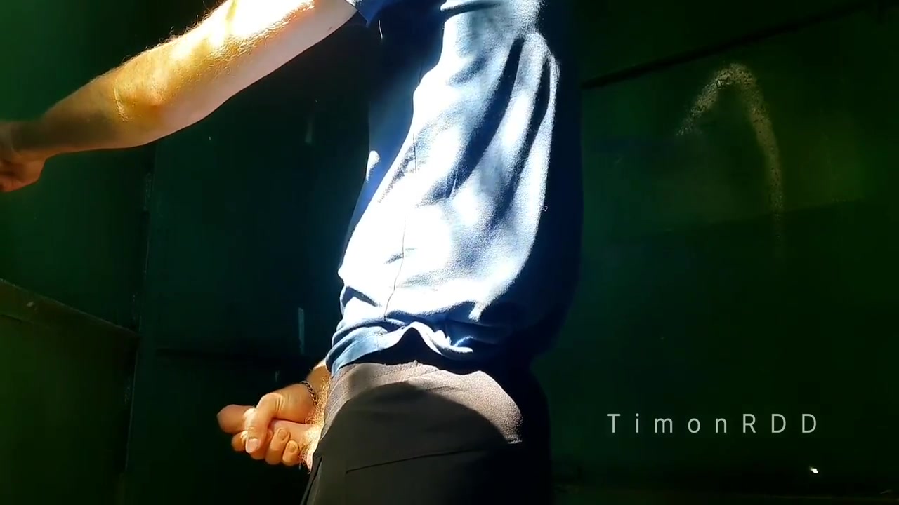 Guy Timonrdd Powerfully Finished In The Foreskin In An Outdoor Toilet