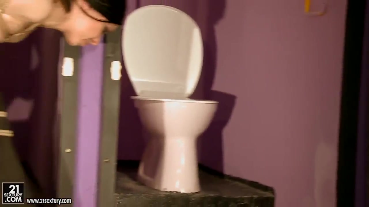 Alice King gets tortured by her master