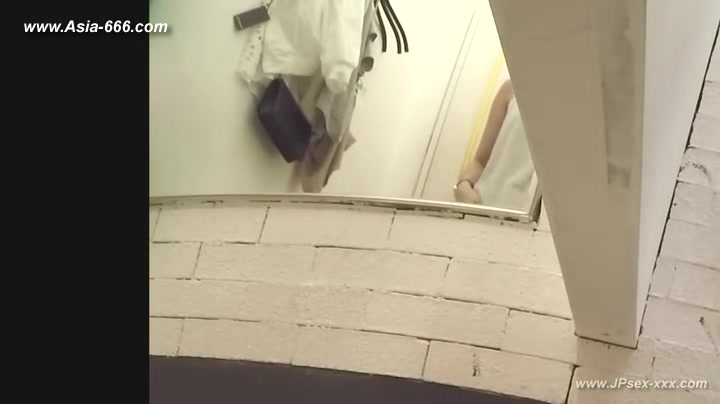 peeping asian changeroom.1