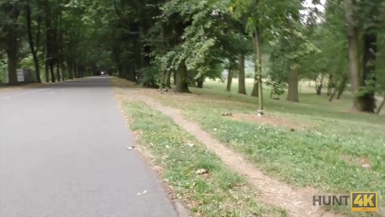 HUNT4K. Cuckold observa como su novia Liliane folla por dinero en el parque
