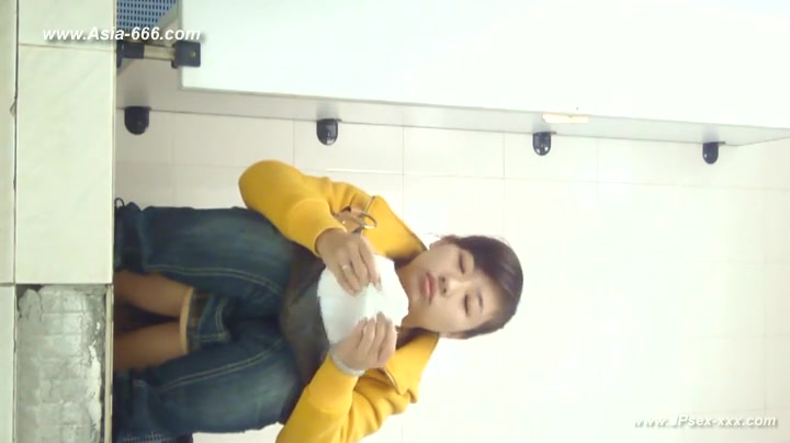 chinese girls go to toilet.24