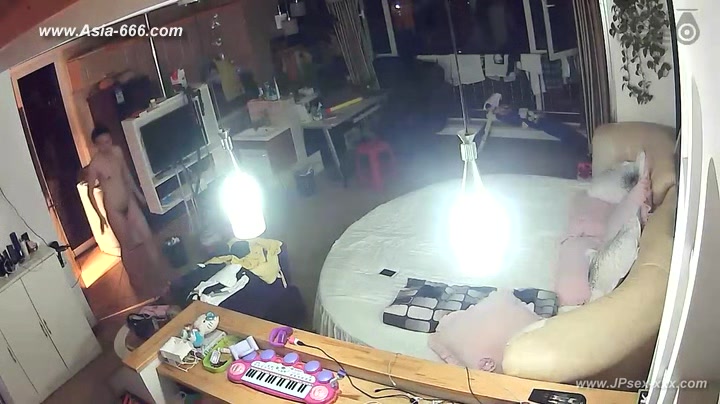Hackers use the camera to remote monitoring of a lover's home life.250_2
