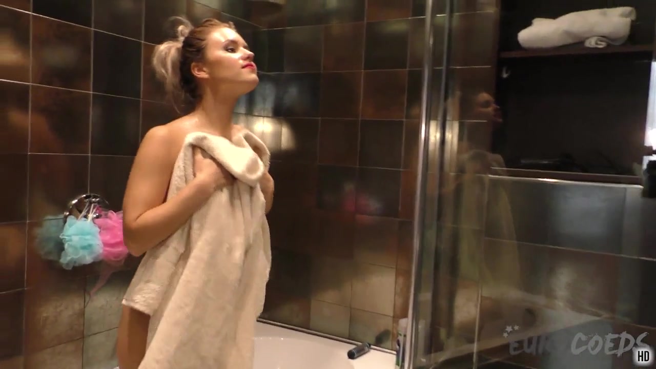 Linda In The Bath Masturbating And Getting Off - EuroCoeds