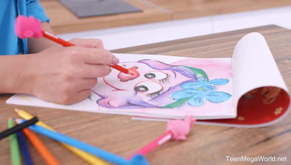 dude paints with tongue in pussy - CreampieAngels