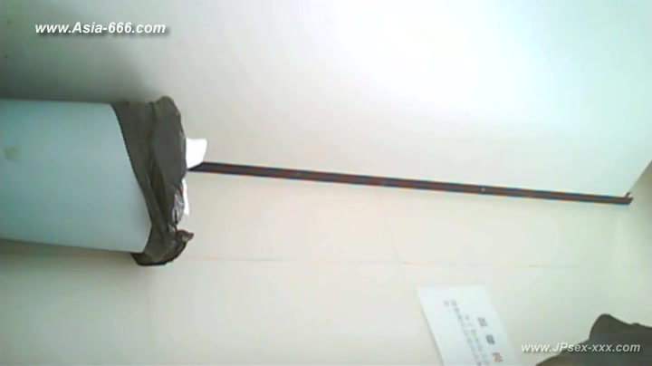 chinese girls go to toilet.70