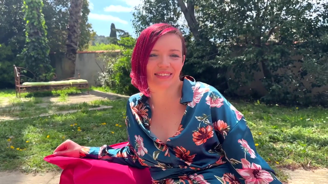 Red Lily engages in a very sapphic relationship... - Jacquie et Michel TV