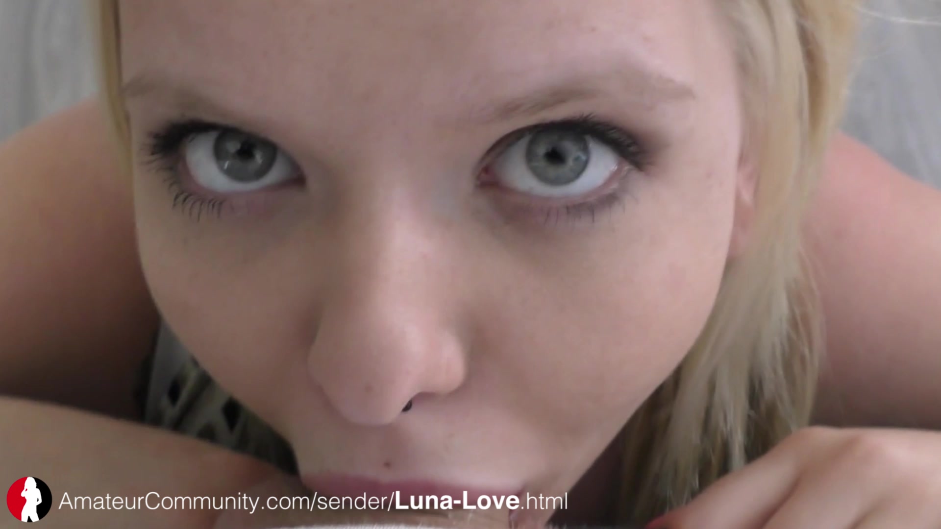 Blonde Luna mit fetten Titten und Tattoos
