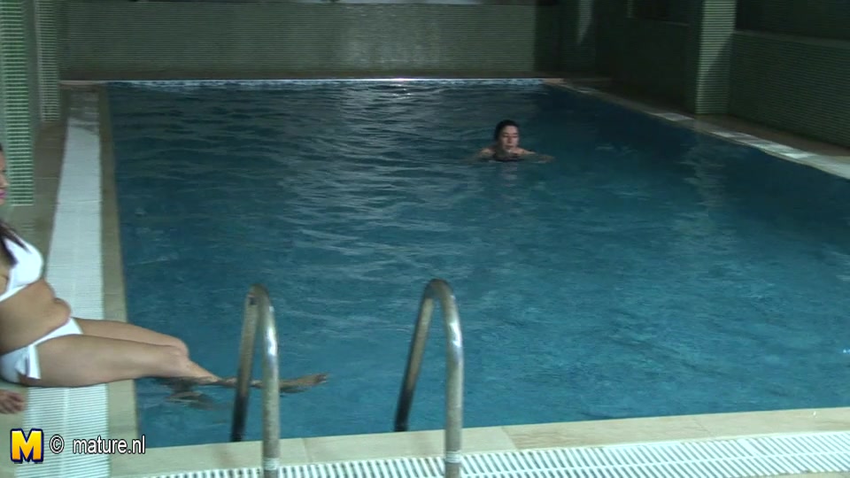 Mature Women Getting Relaxed In An All Female Sauna - MatureNL