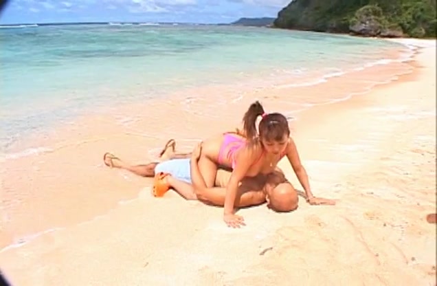 Honoka Japanese babe has sex on the beach