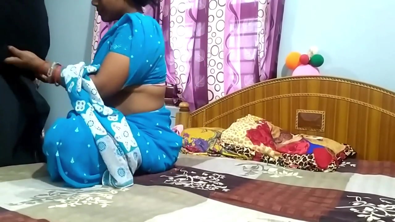 Doctor Smriti Sucking And Fucking Hard In Blue Saree With Her Colleague Mishra At Home On