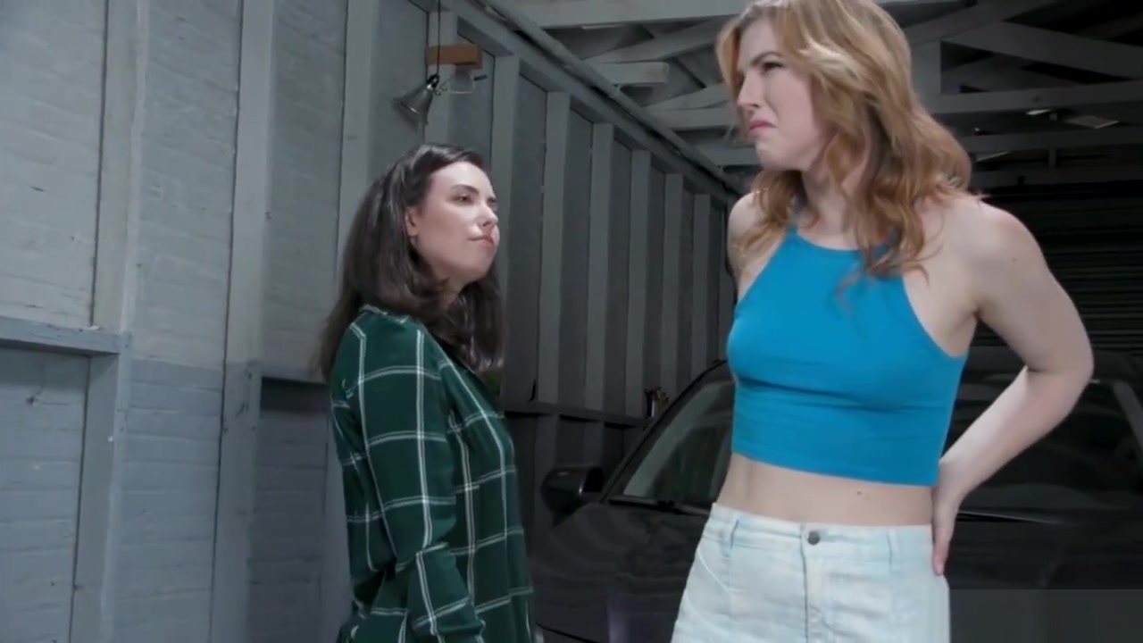 Lesbian stepsisters anal fuck in garage