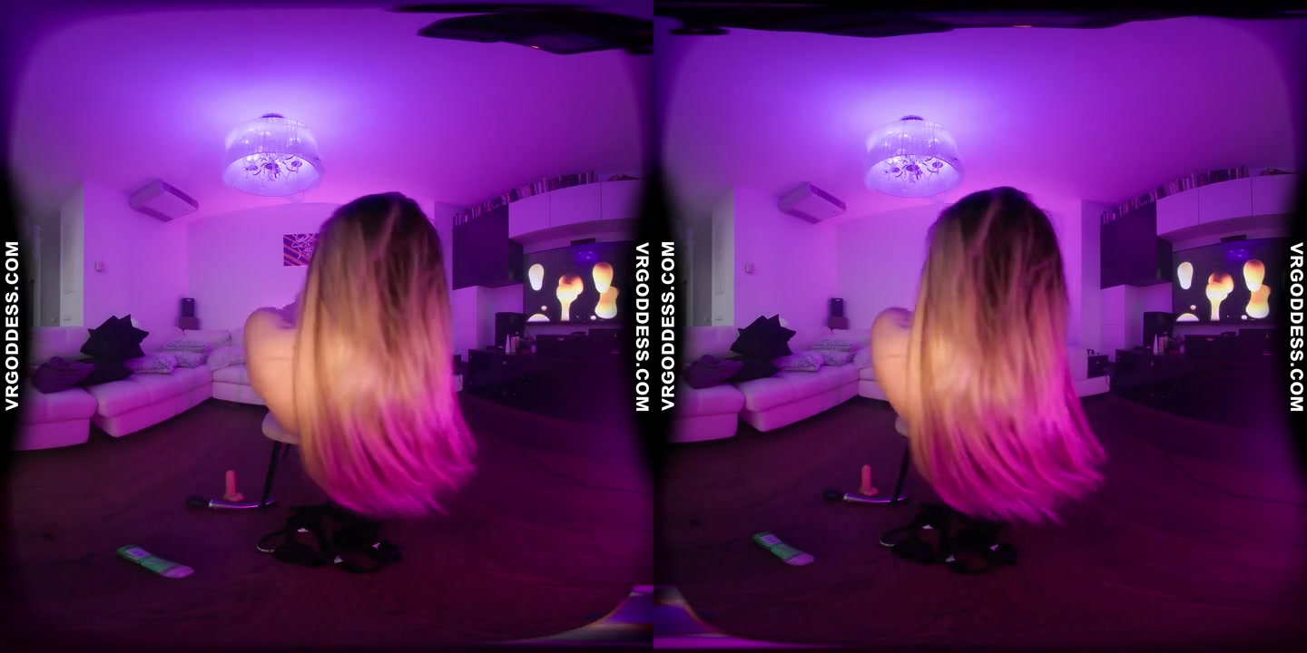 Melonie Striptease Dancing And Dildoing Herself