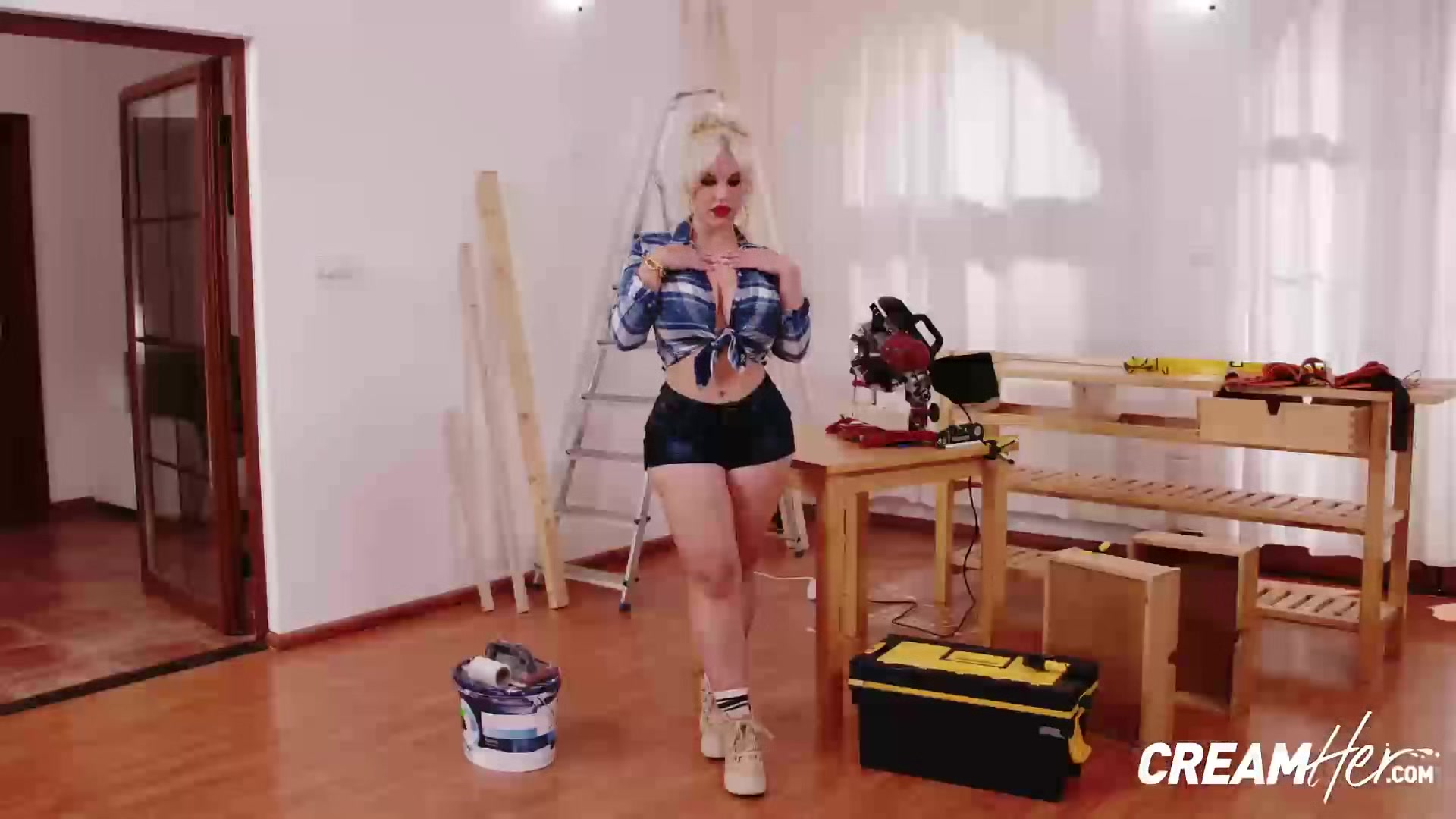Hot Blondie Fesser Letting Horny Lad To Fuck Her Bald Pussy