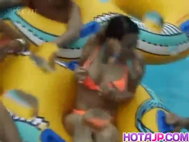 Mai Sakurai and babes are touched at pool